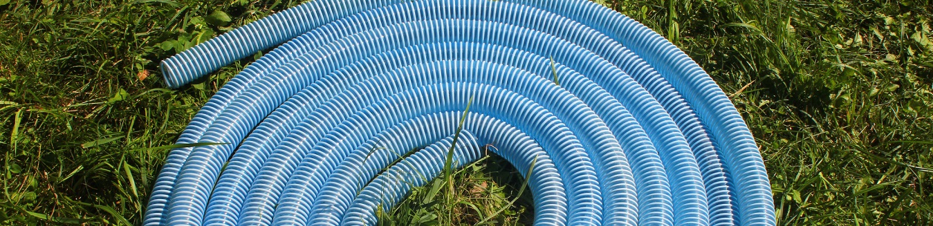 wąż techniczny na trawie